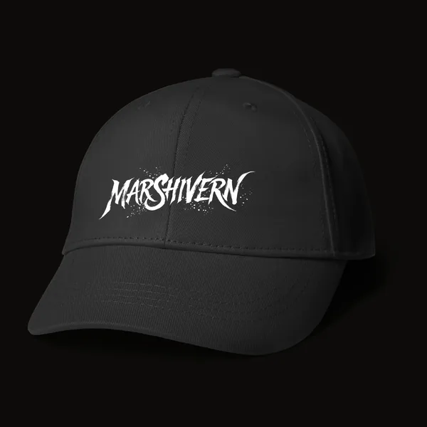 MARSHIVERN のロゴが入った黒いキャップ